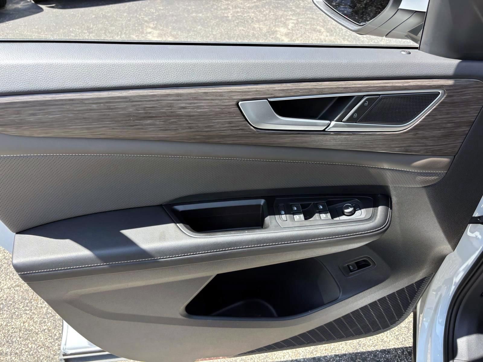 Used 2024 Volkswagen Atlas SEL AWD/4WD image 11