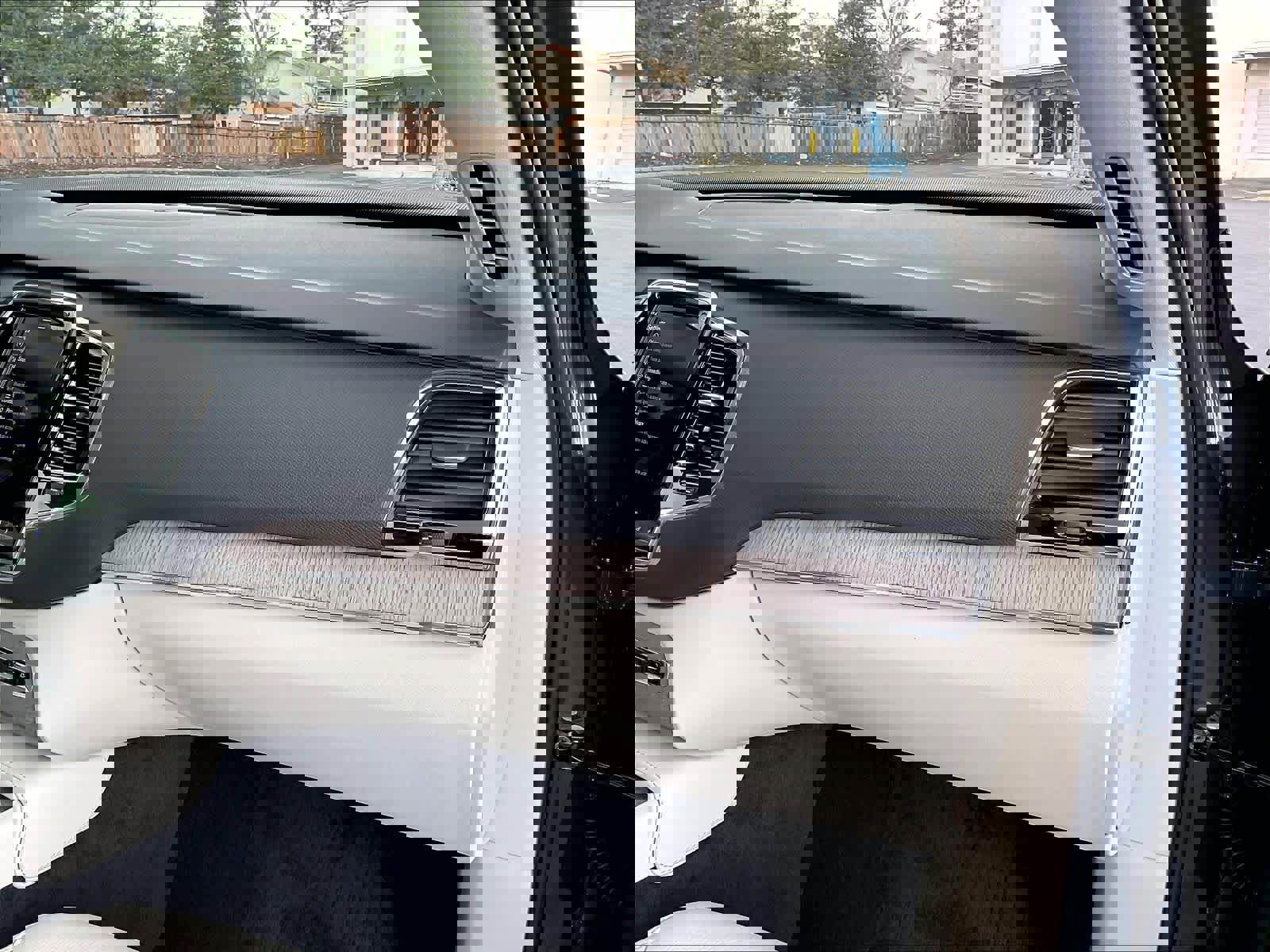 Used 2023 Volvo XC90 B6 Plus w/ Protection Package Premier image 19