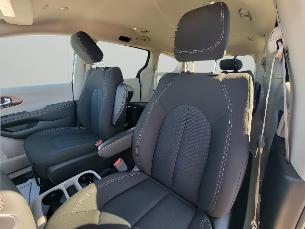 Used 2023 Chrysler Voyager LX image 10