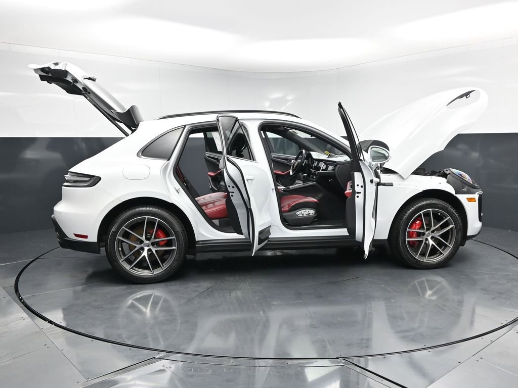 Certified 2023 Porsche Macan S AWD/4WD image 31