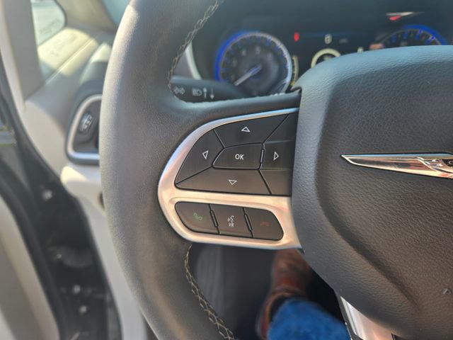 Used 2023 Chrysler Pacifica Touring-L image 14