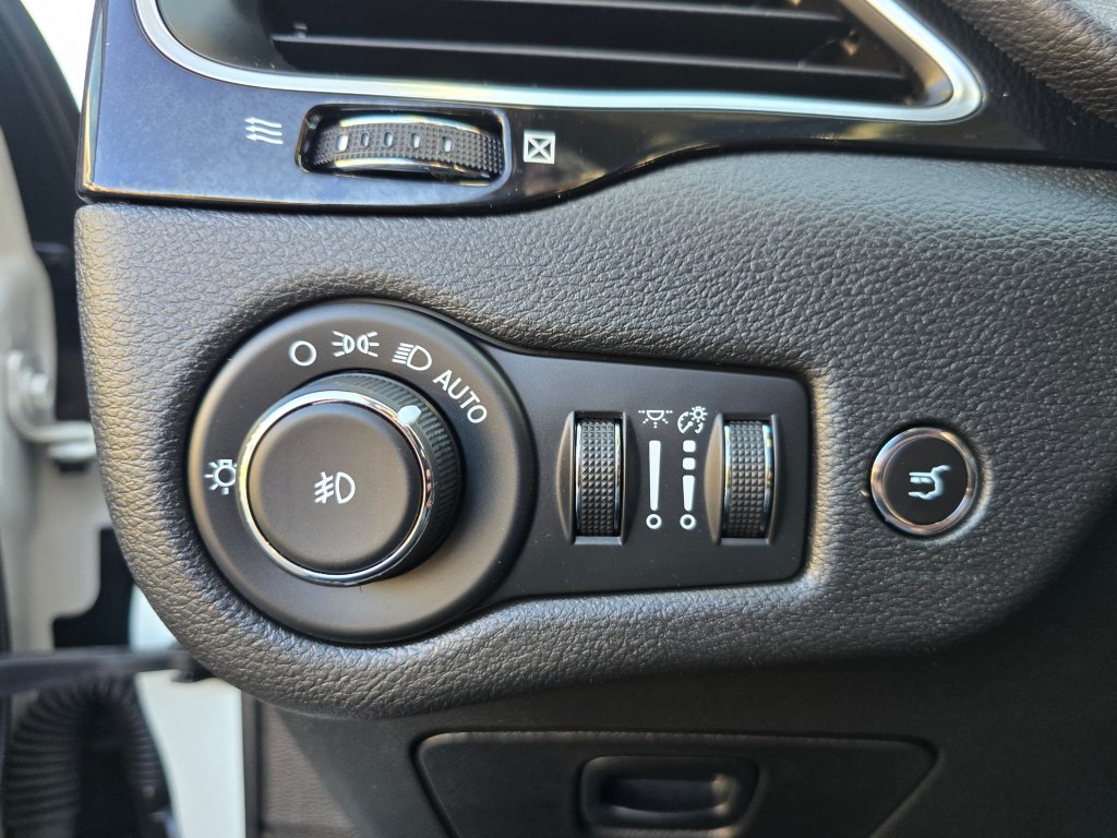 Used 2019 Jeep Cherokee Latitude Plus AWD/4WD image 34