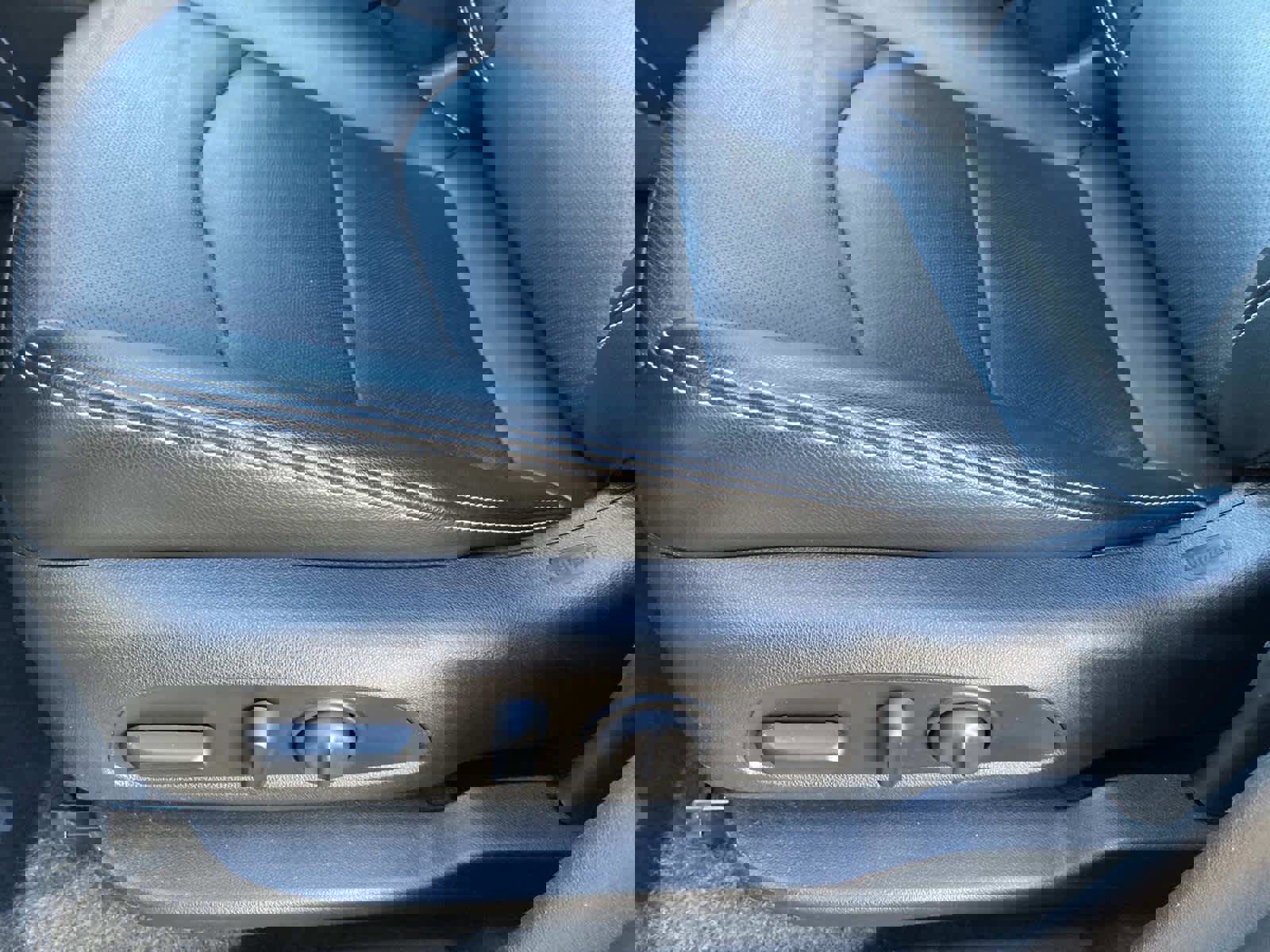 Used 2024 GMC Terrain SLT image 23