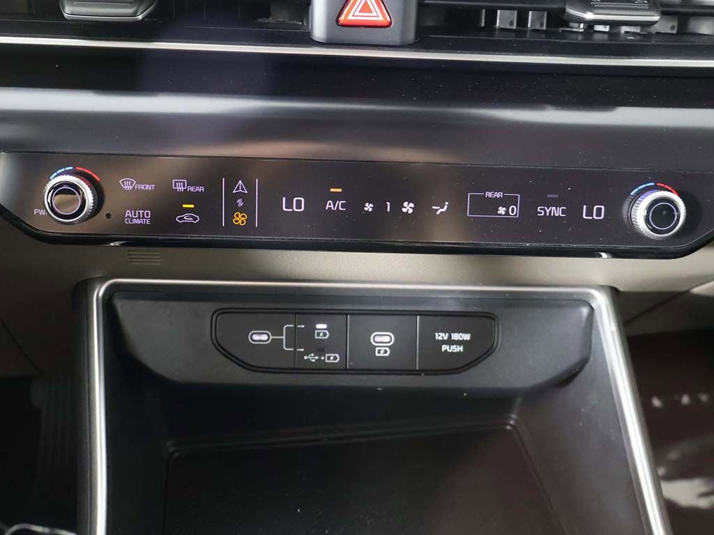 Used 2025 Kia Carnival FWD image 45