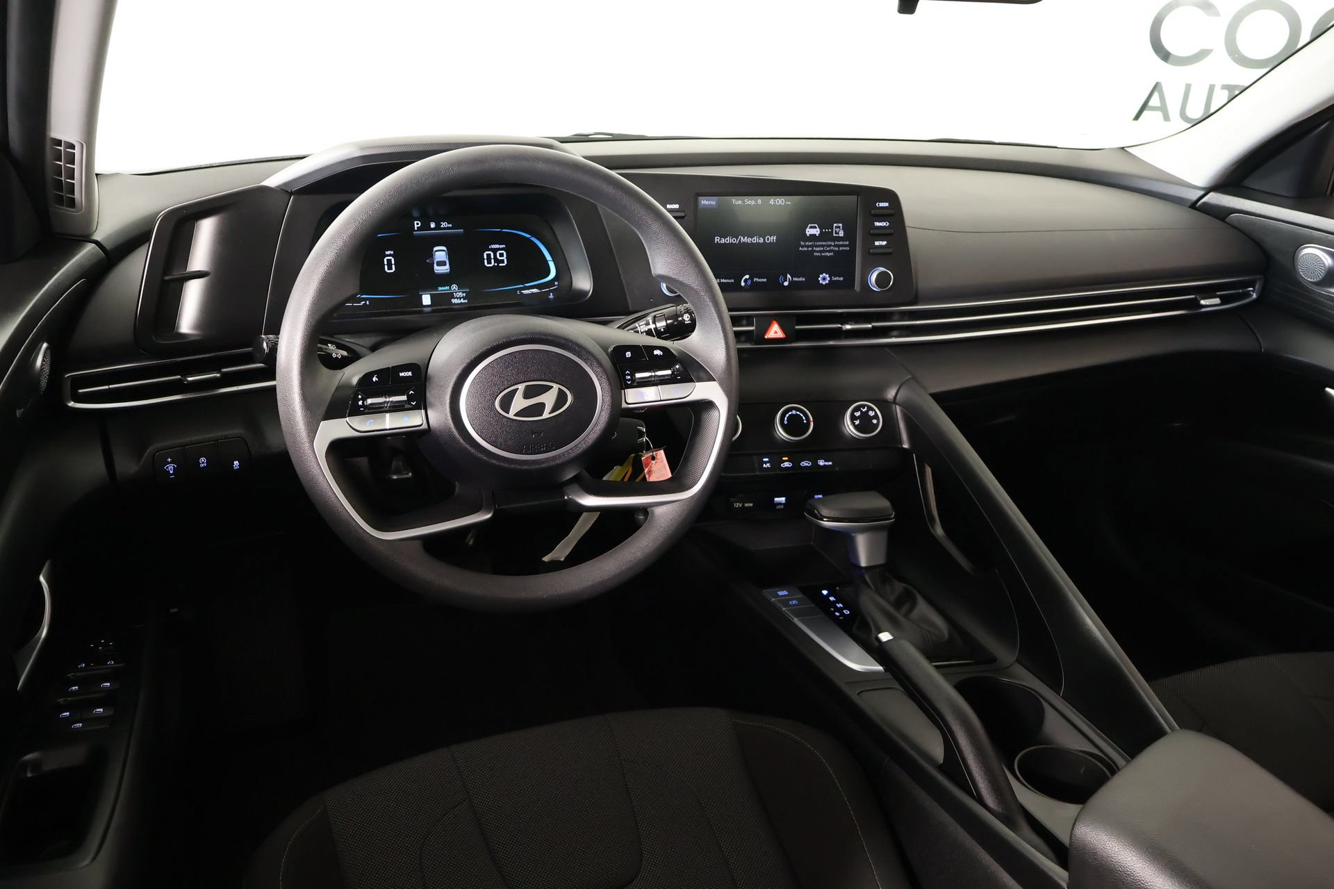 Used 2025 Hyundai Elantra SE FWD image 2