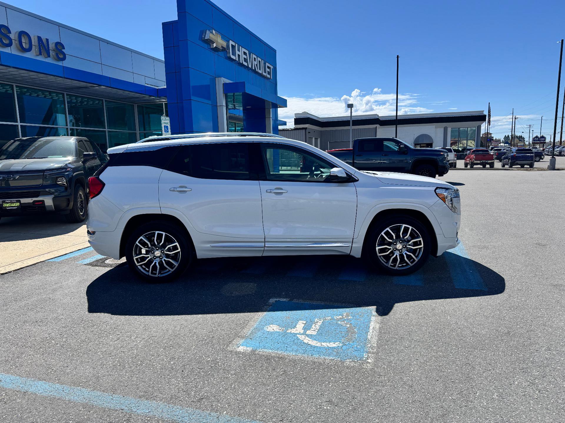 Used 2024 GMC Terrain Denali w/ Denali Premium Package AWD/4WD image 8