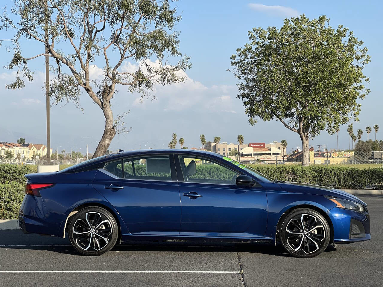 Used 2023 Nissan Altima 2.5 SR w/ SR Premium Package image 2