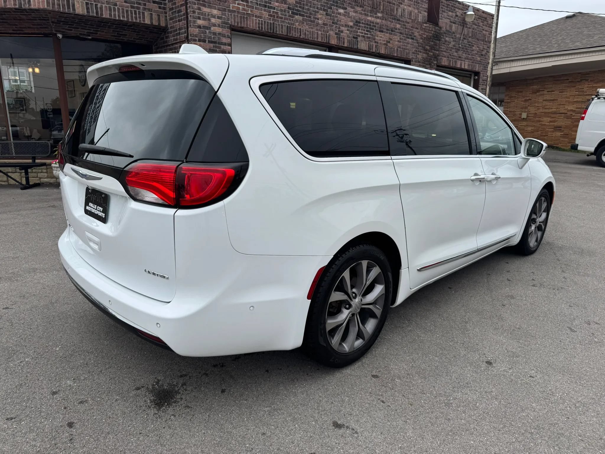 Used 2018 Chrysler Pacifica Limited w/ Tire & Wheel Group FWD image 16