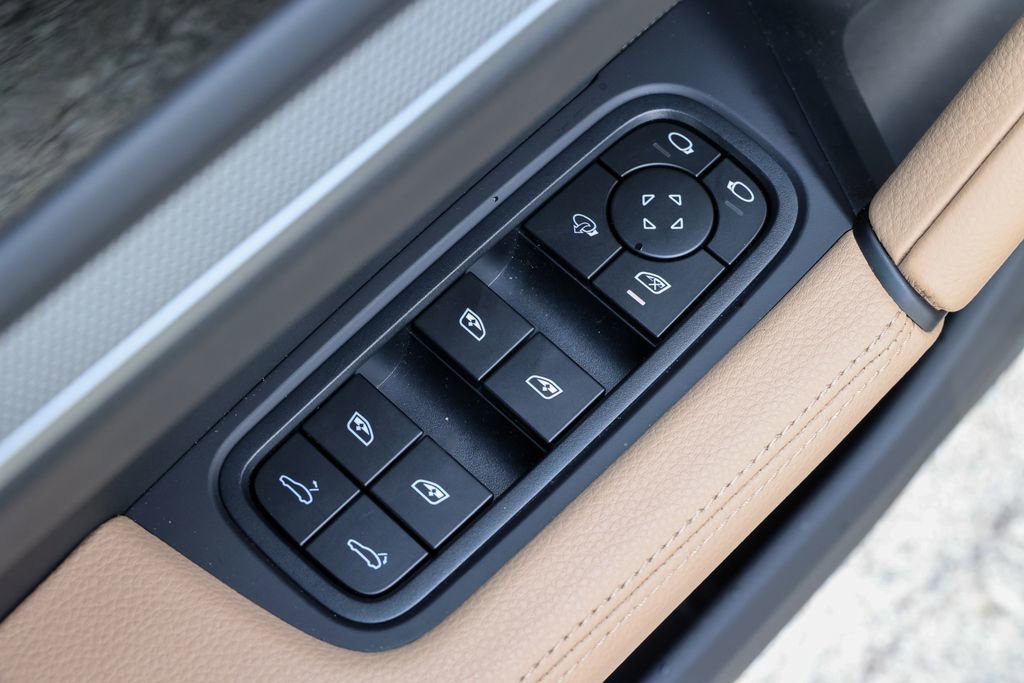 Certified 2025 Porsche Cayenne AWD/4WD image 25