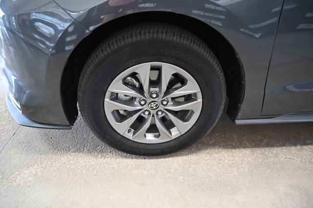 Used 2025 Toyota Sienna LE AWD/4WD image 31