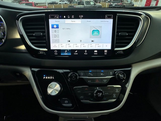 Used 2024 Chrysler Pacifica Touring-L image 36