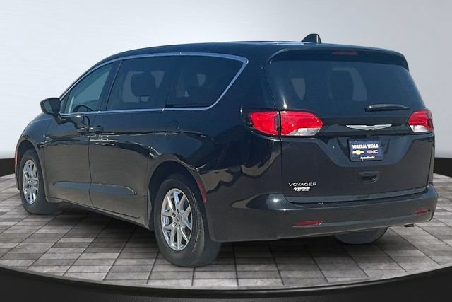 Used 2023 Chrysler Voyager LX FWD image 4