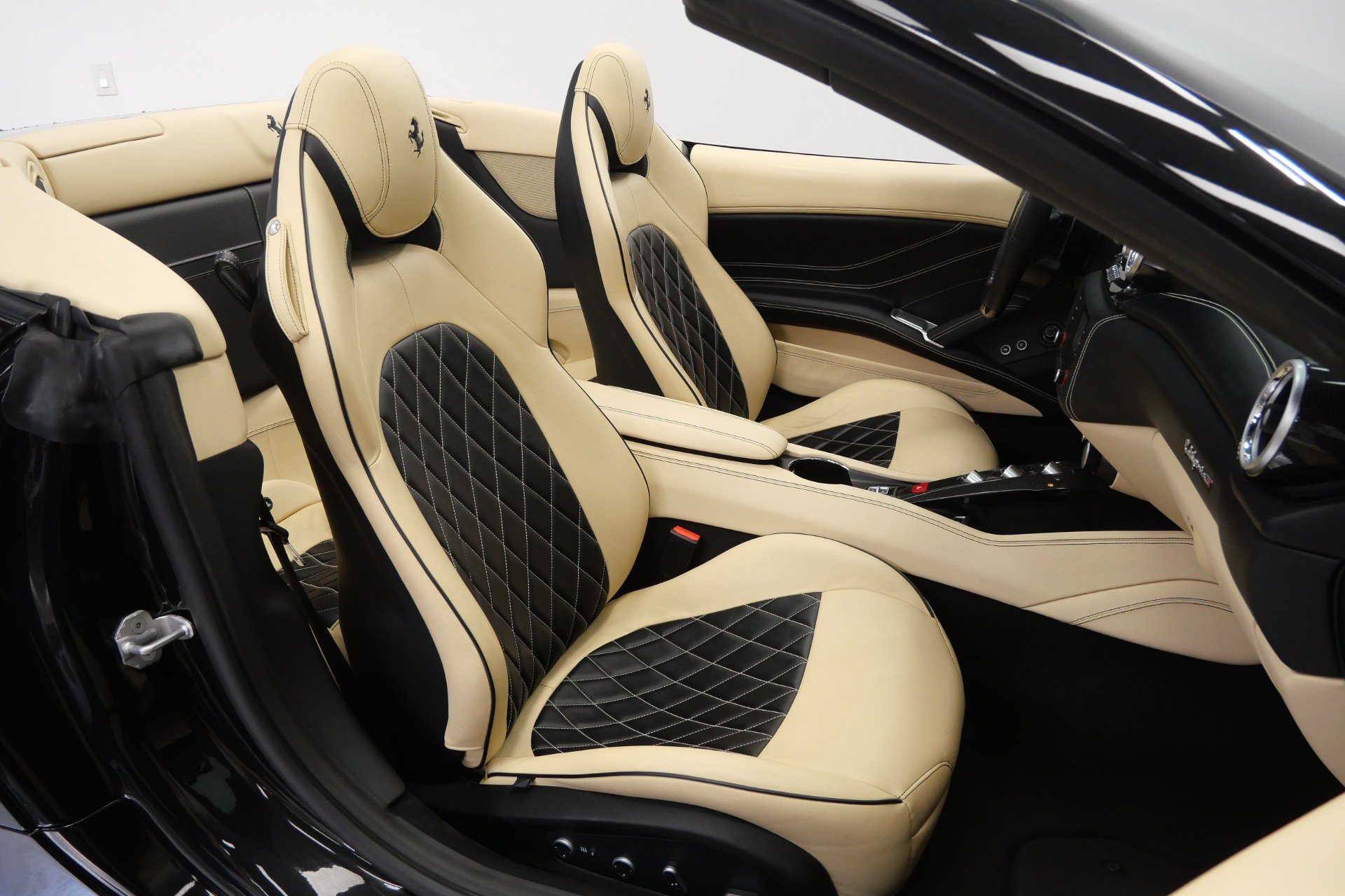 Used 2015 Ferrari California T RWD image 25