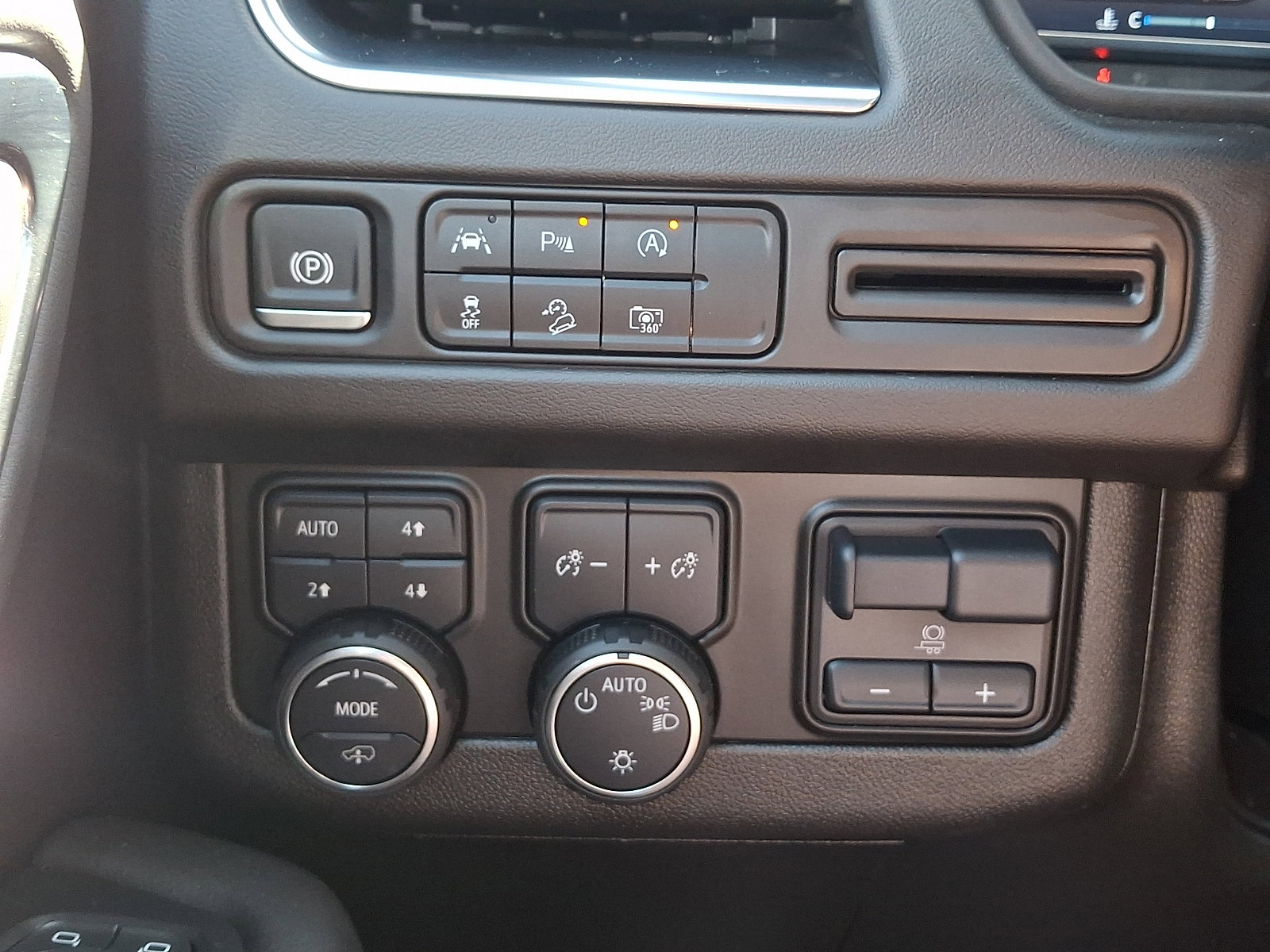 Certified 2024 Chevrolet Suburban Z71 w/ Z71 Off-Road Package AWD/4WD image 25