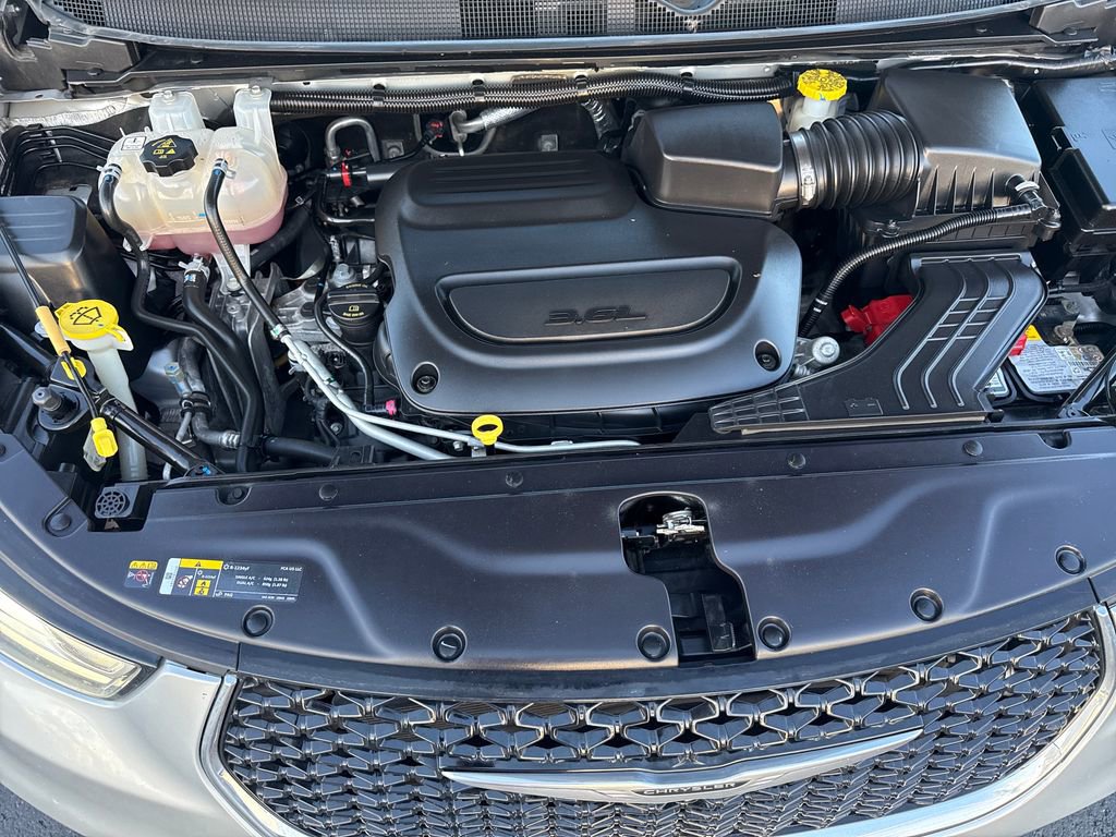 Used 2024 Chrysler Pacifica Touring-L FWD image 24