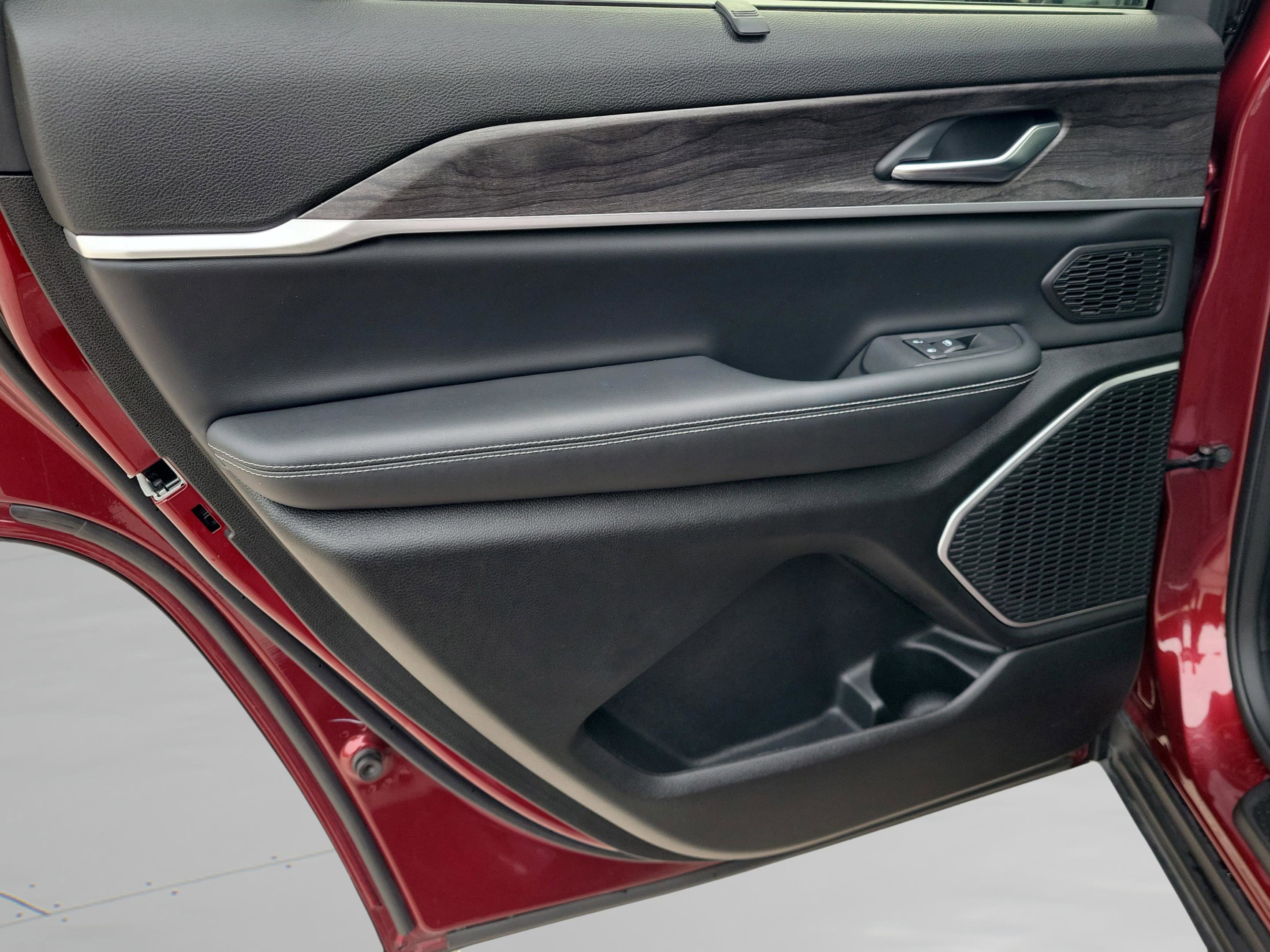 Used 2023 Jeep Grand Cherokee L Limited w/ Luxury Tech Group II image 31