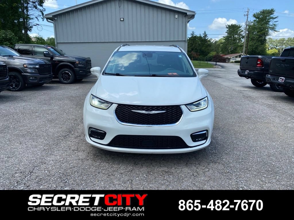 Used 2021 Chrysler Pacifica Touring-L FWD image 2