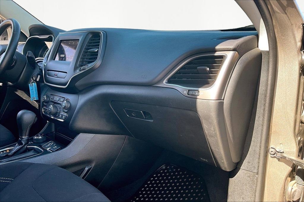 Used 2019 Jeep Cherokee Latitude w/ Cold Weather Group image 17