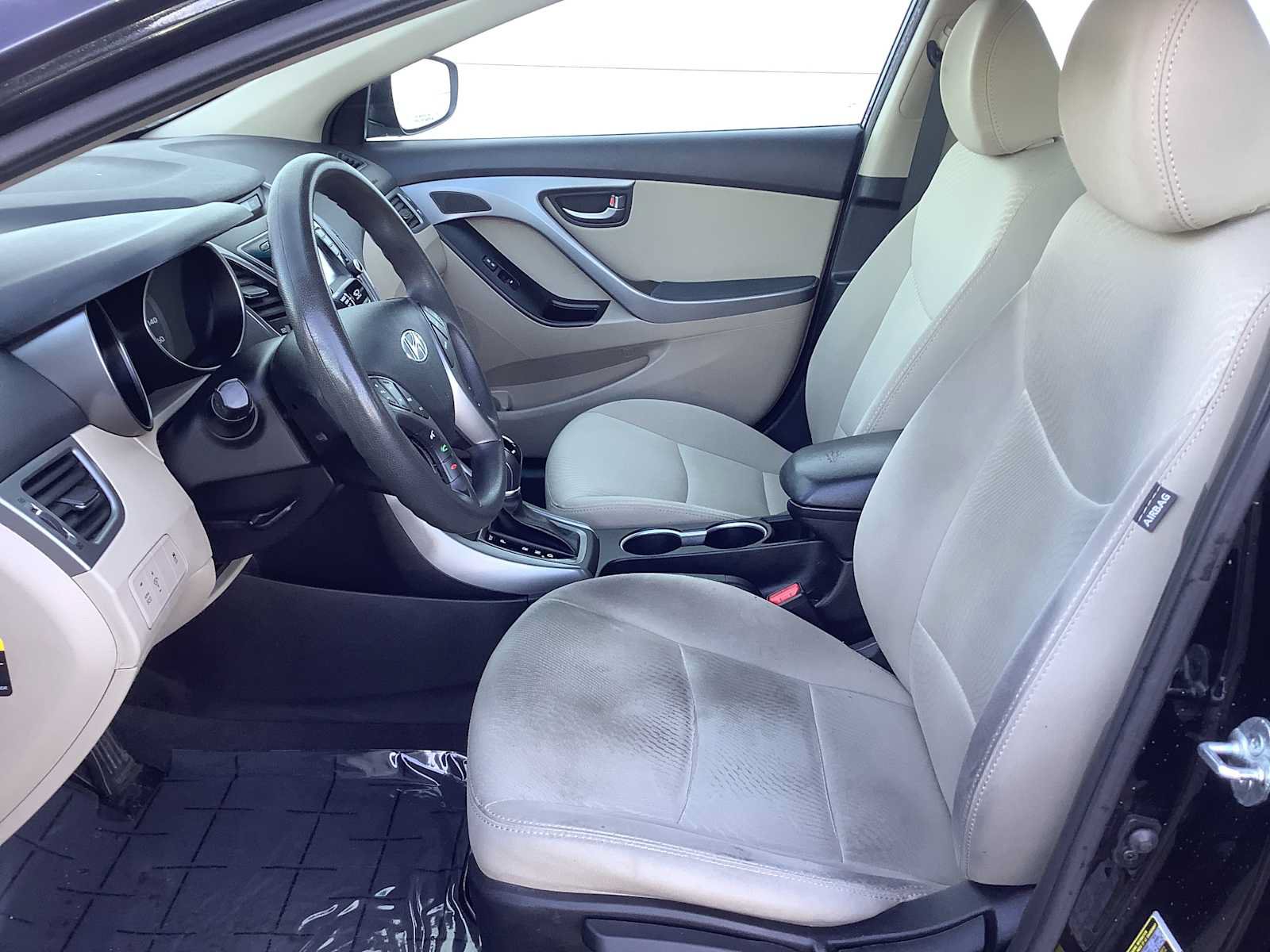 Used 2014 Hyundai Elantra SE w/ Option Group 02 FWD image 2