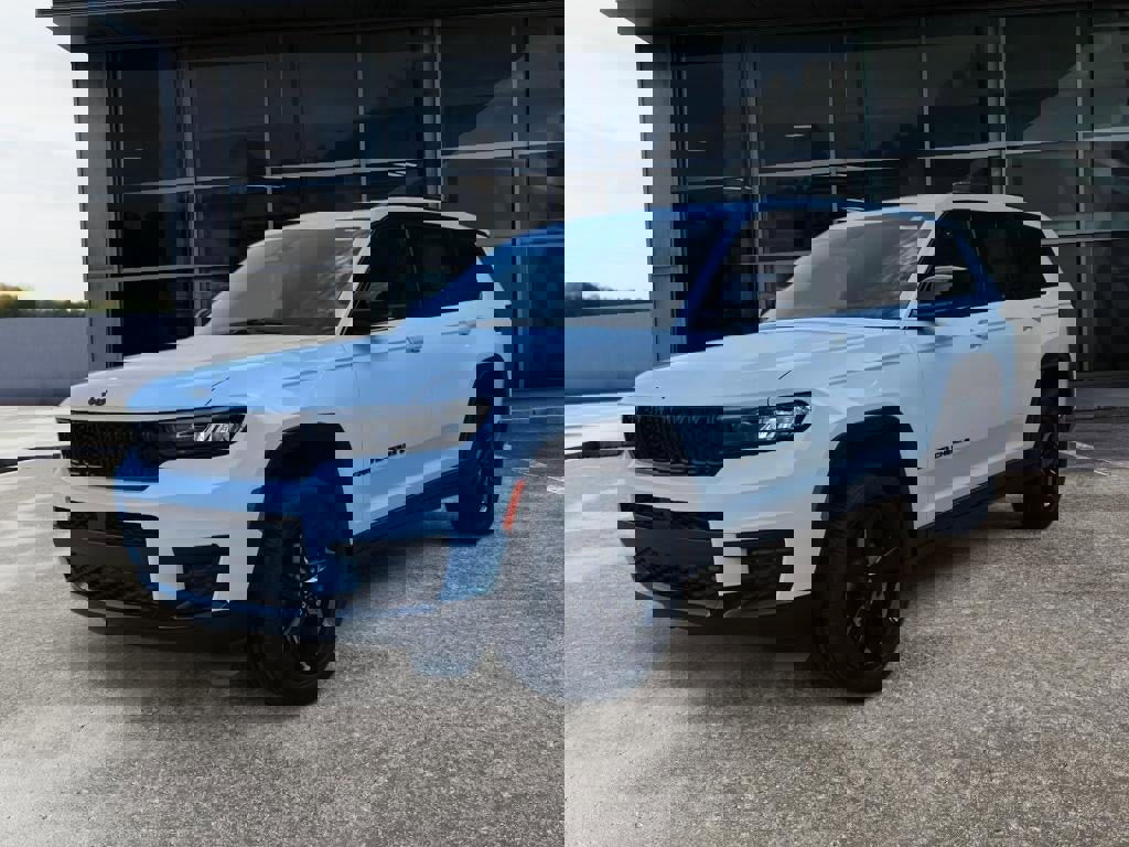 New 2025 Jeep Grand Cherokee L Altitude image 3
