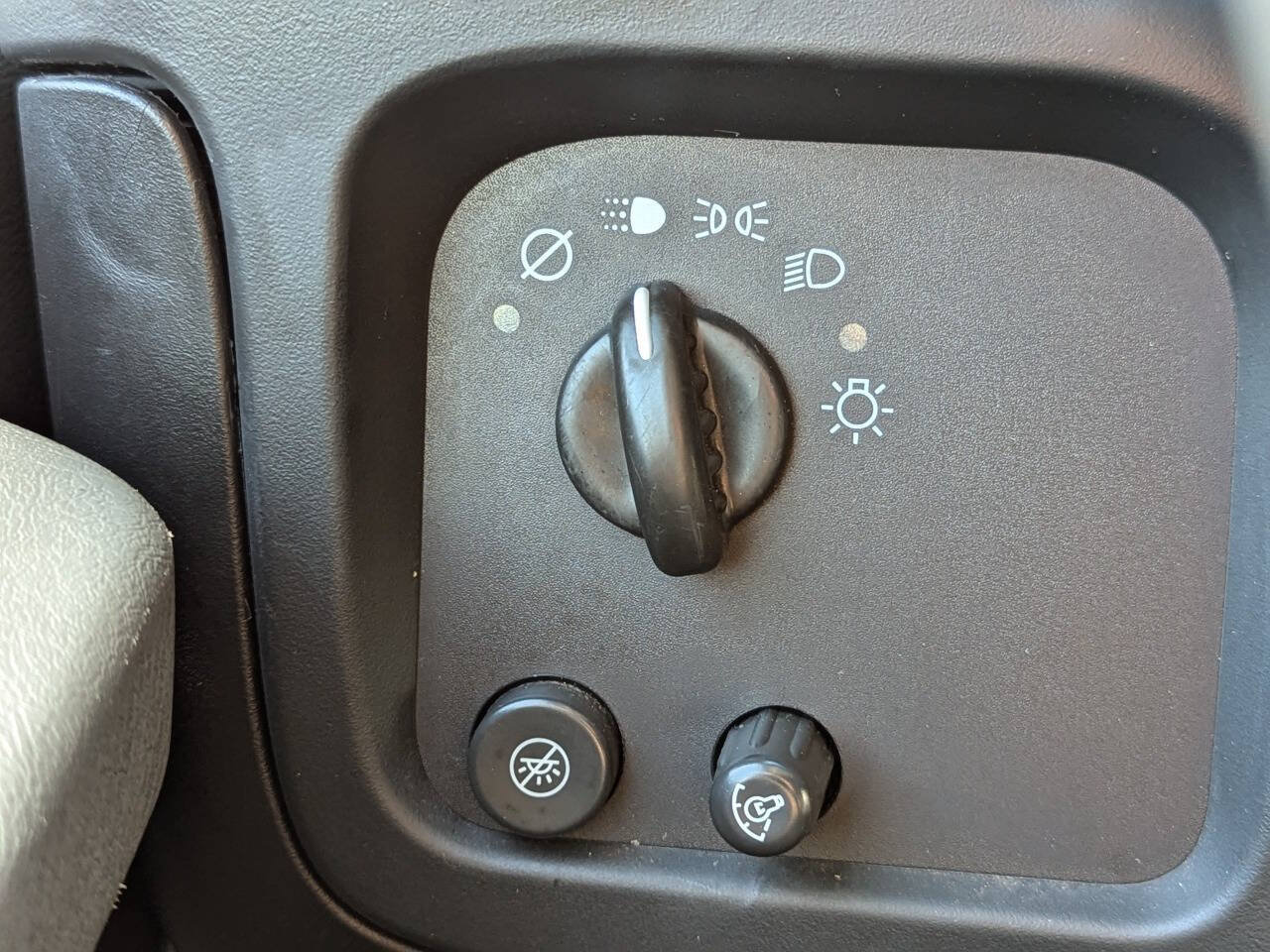 Used 2004 Chevrolet Express 1500 RWD image 23