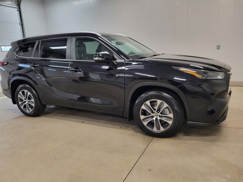 Used 2024 Toyota Highlander XLE AWD/4WD image 11