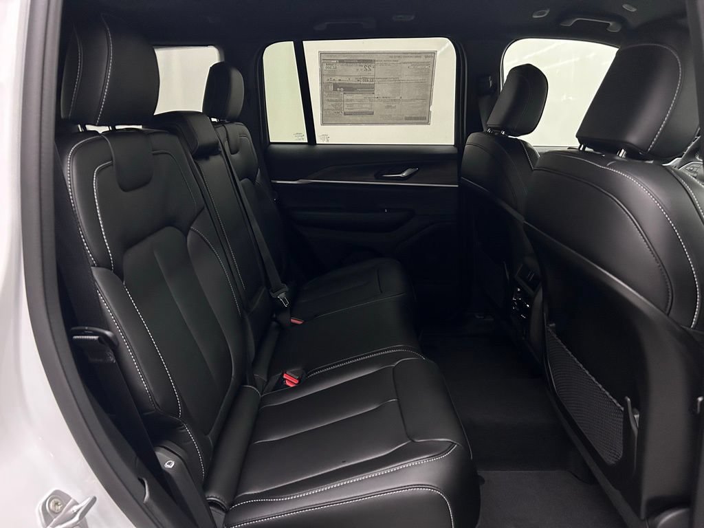 New 2025 Jeep Grand Cherokee Limited w/ Black Appearance Package AWD/4WD image 15