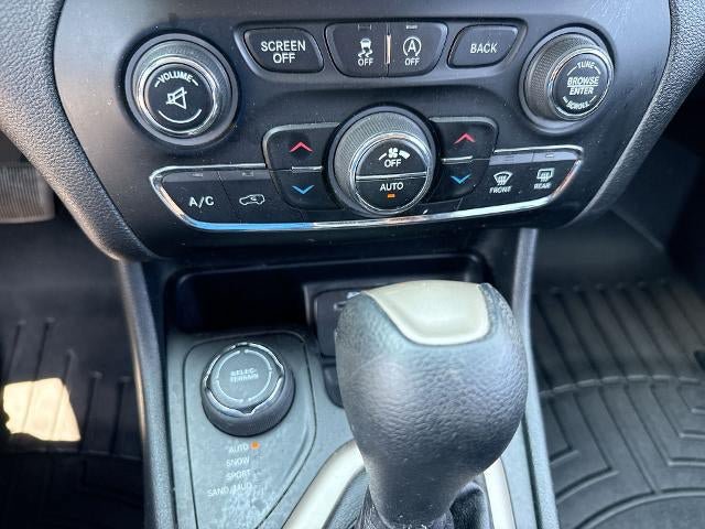 Used 2016 Jeep Cherokee Latitude w/ Comfort/Convenience Group AWD/4WD image 11