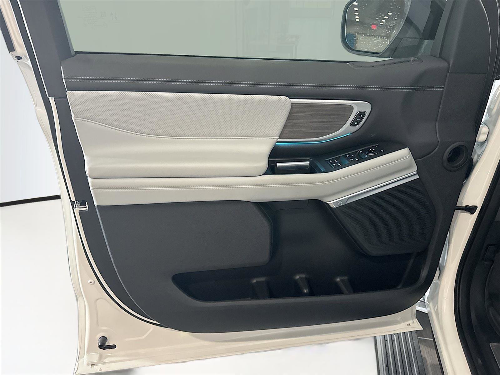 Used 2025 Ford Expedition Max Platinum w/ Platinum Ultimate Package image 9