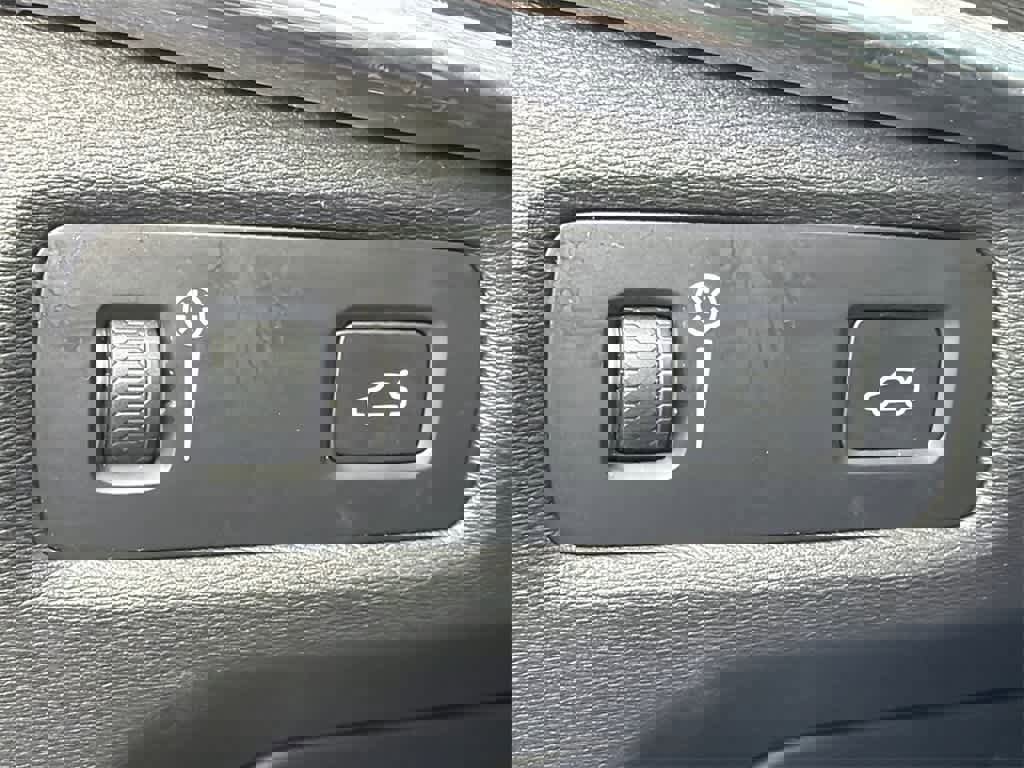 Used 2018 Volvo S90 T6 Momentum w/ Convenience Package image 32