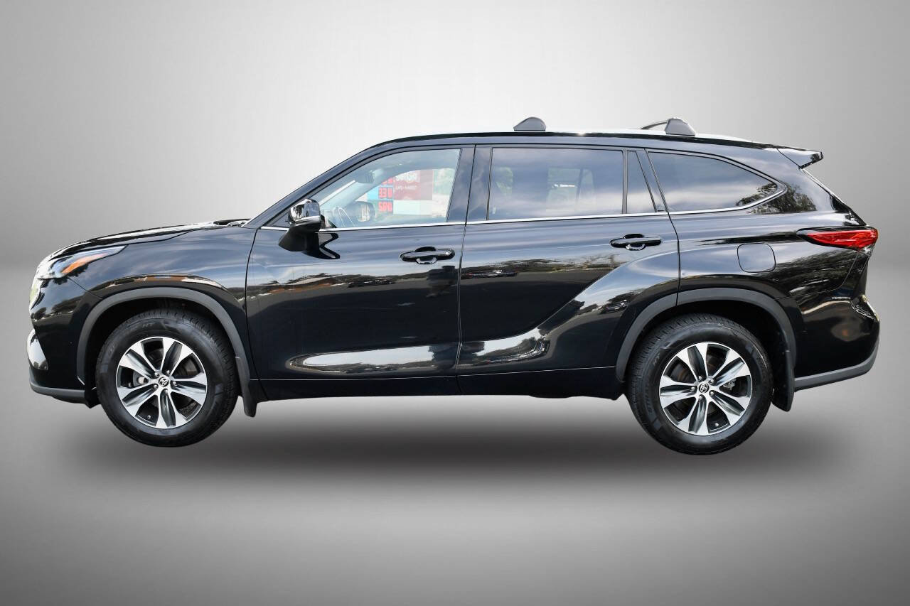 Used 2022 Toyota Highlander XLE AWD/4WD image 4