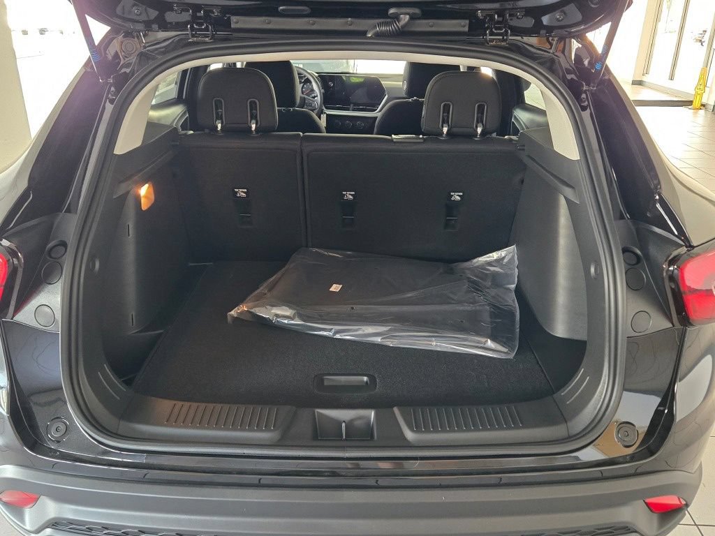 New 2026 Chevrolet Trax LS w/ LS Convenience Package FWD image 11