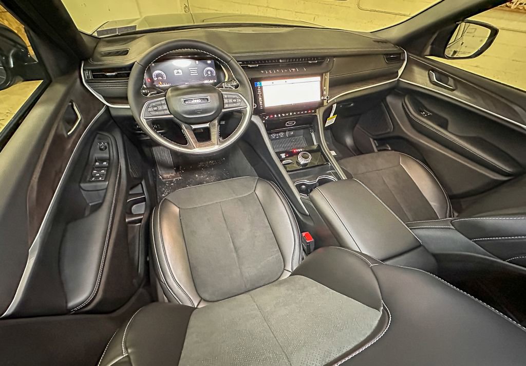 New 2026 Jeep Grand Cherokee Altitude image 9