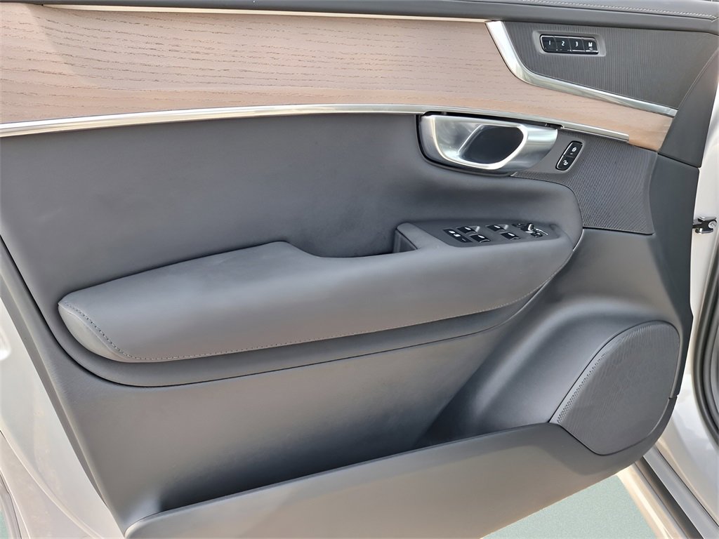 Used 2025 Volvo XC90 B6 Plus image 31