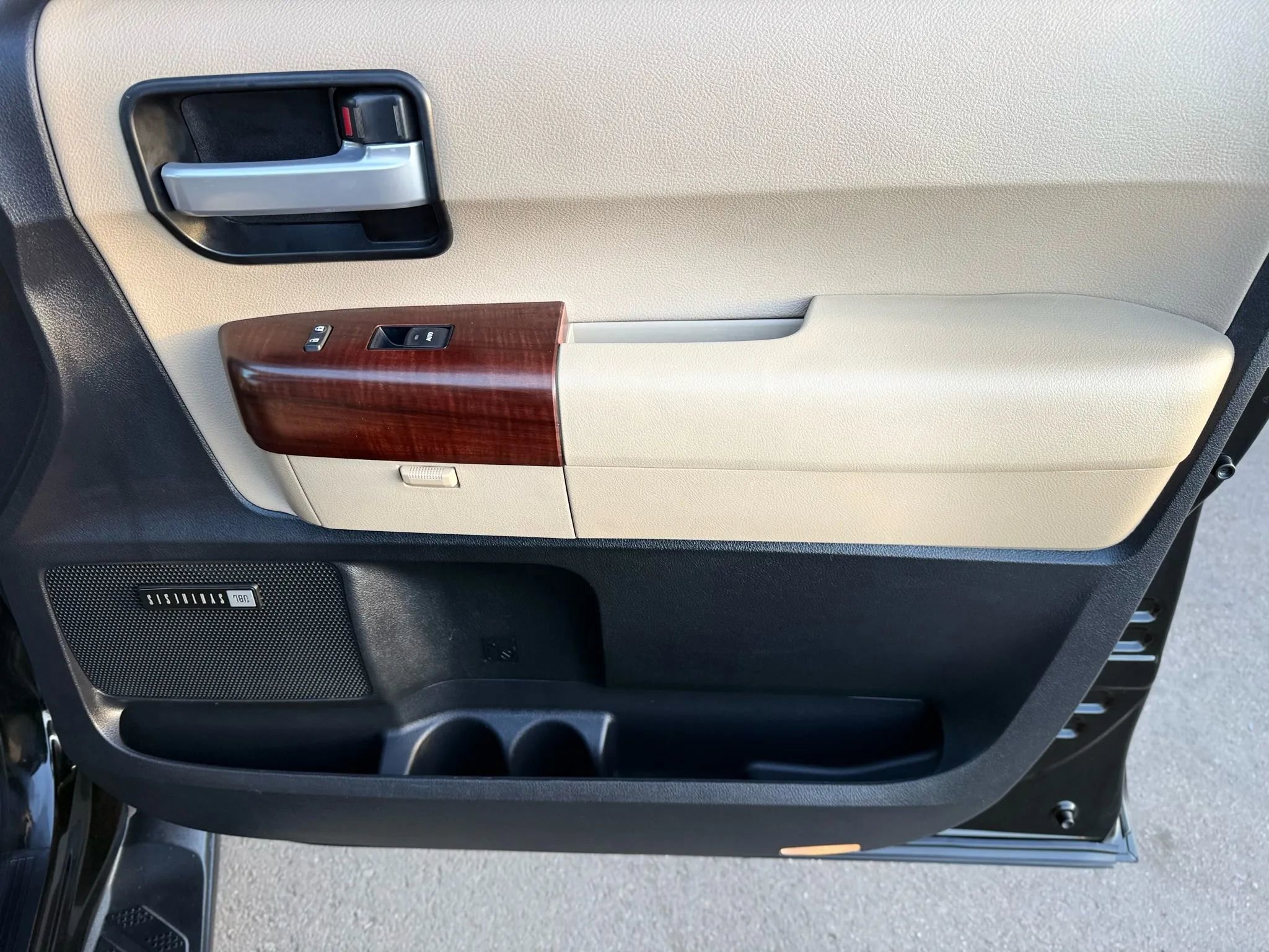 Used 2015 Toyota Sequoia Platinum image 26