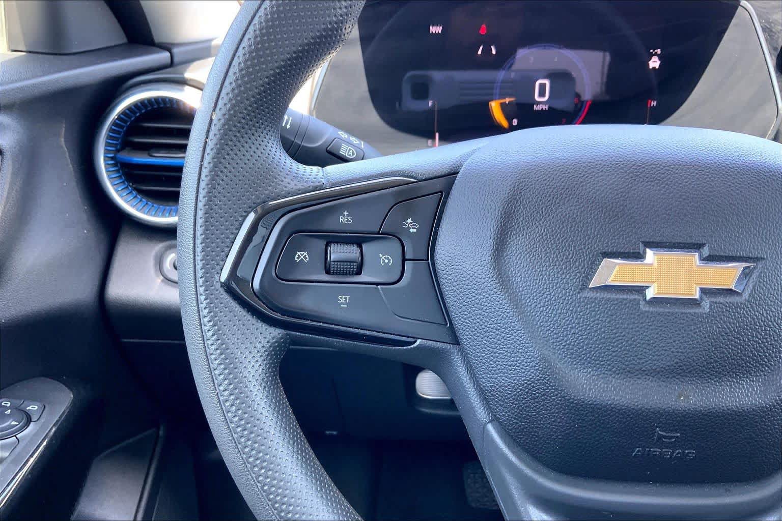 Used 2025 Chevrolet Trax LT FWD image 23