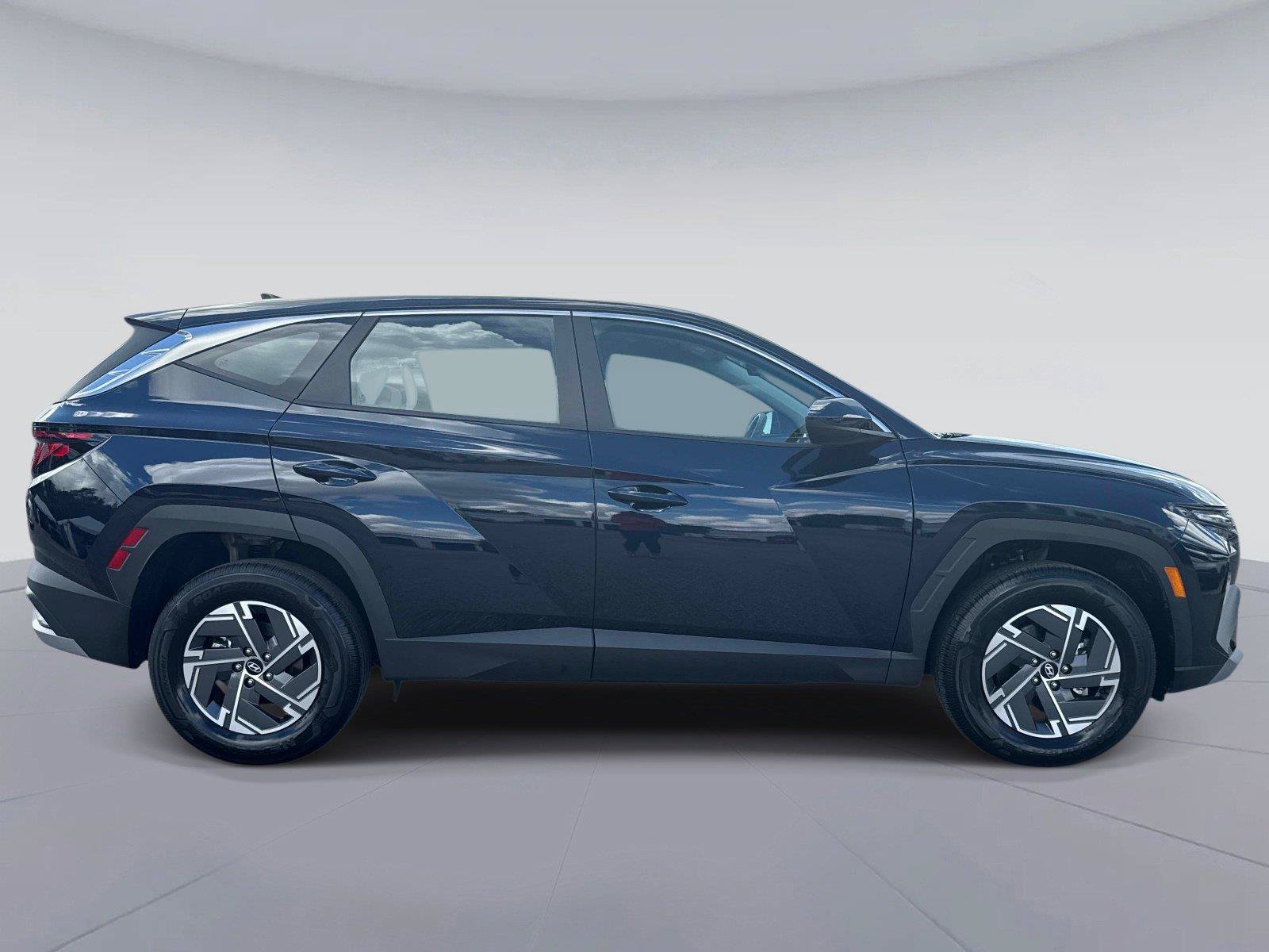 Used 2026 Hyundai Tucson Blue SE AWD/4WD image 2