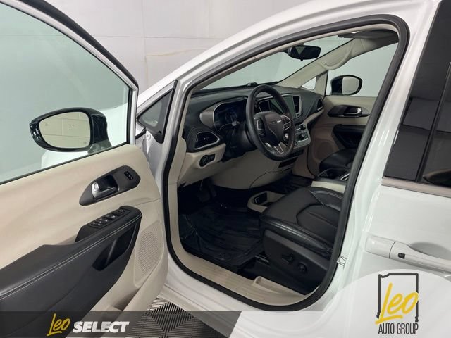 Used 2024 Chrysler Pacifica Touring-L AWD/4WD image 9