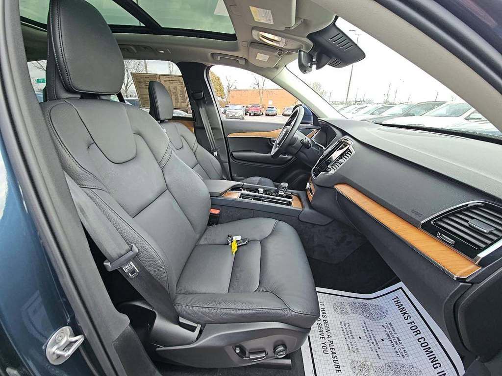 Used 2025 Volvo XC90 B6 Plus image 7