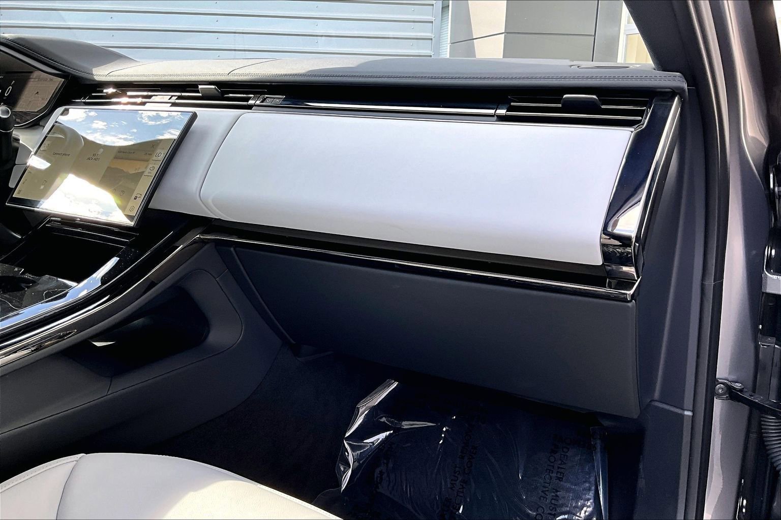 Used 2025 Land Rover Range Rover Sport image 16