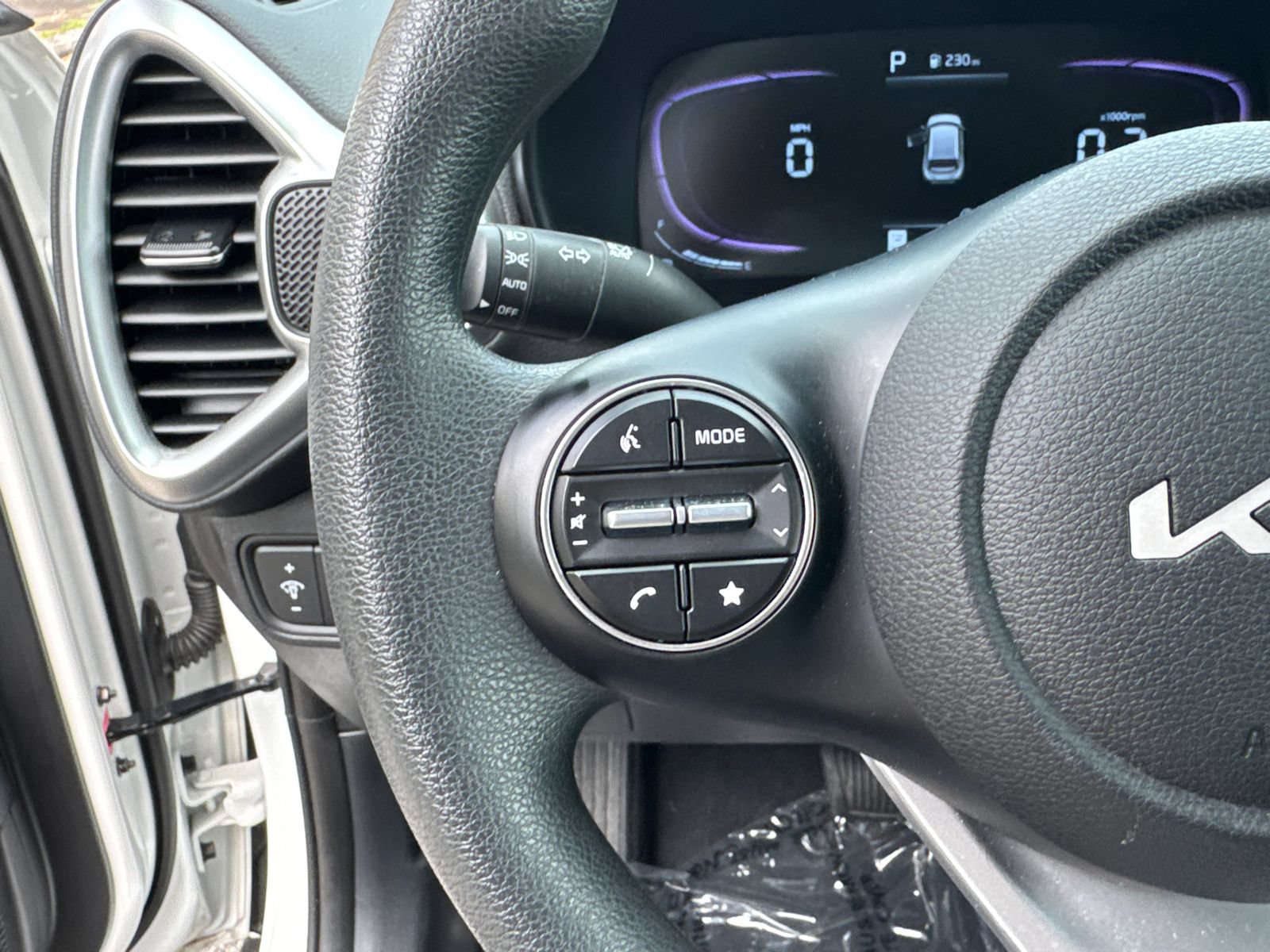 Used 2025 Kia Soul LX w/ LX Technology Package FWD image 24