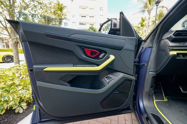 Used 2025 Lamborghini Urus SE image 46