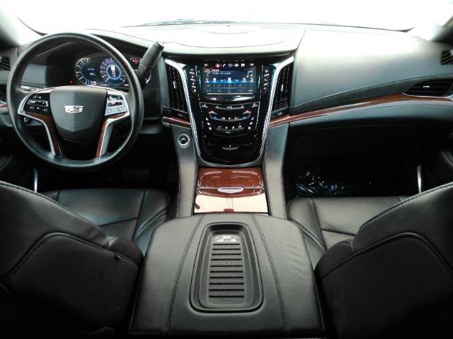 Used 2018 Cadillac Escalade ESV 4WD image 2
