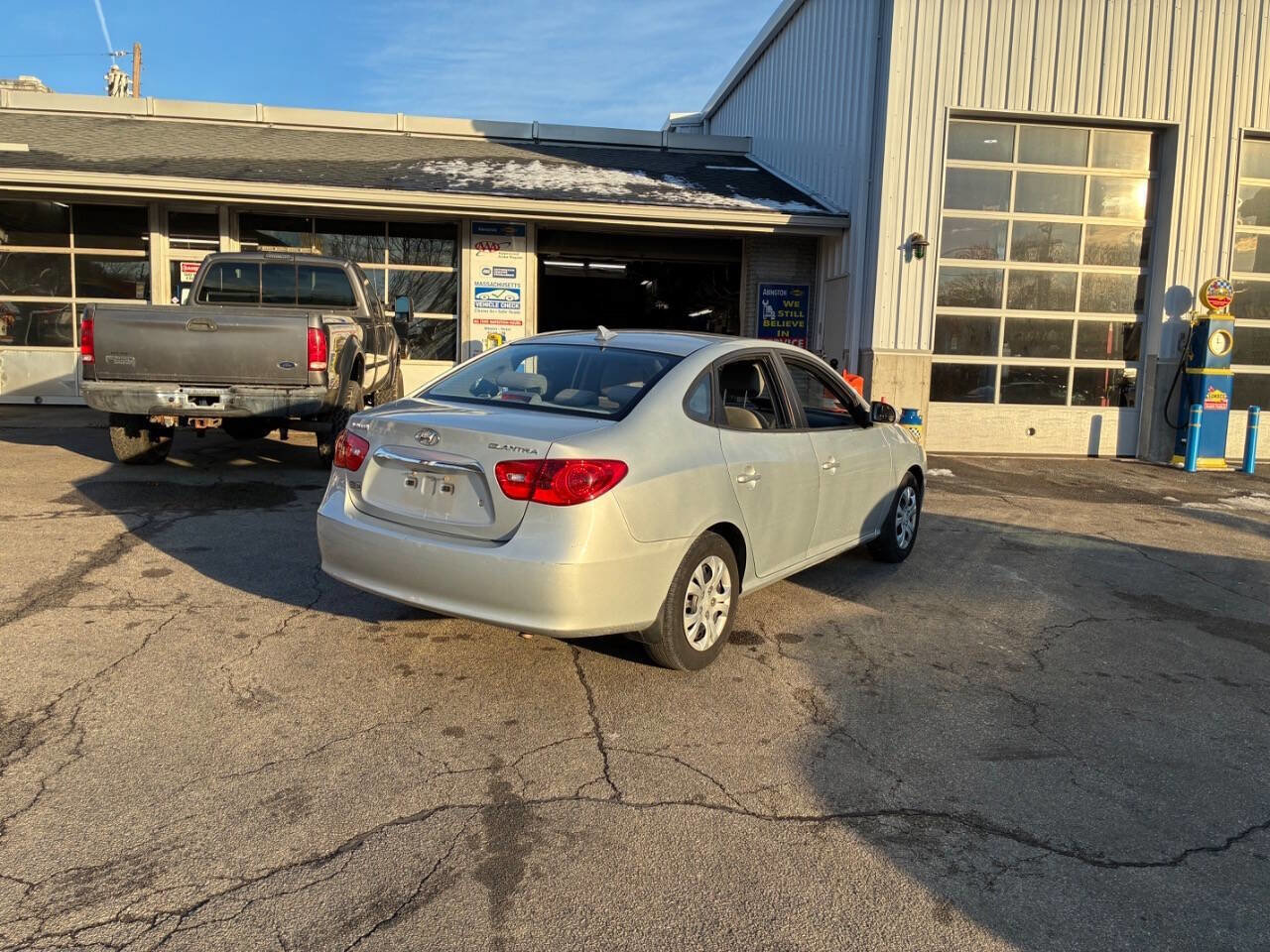 Used 2010 Hyundai Elantra GLS w/ Navigation Pkg 5 image 4