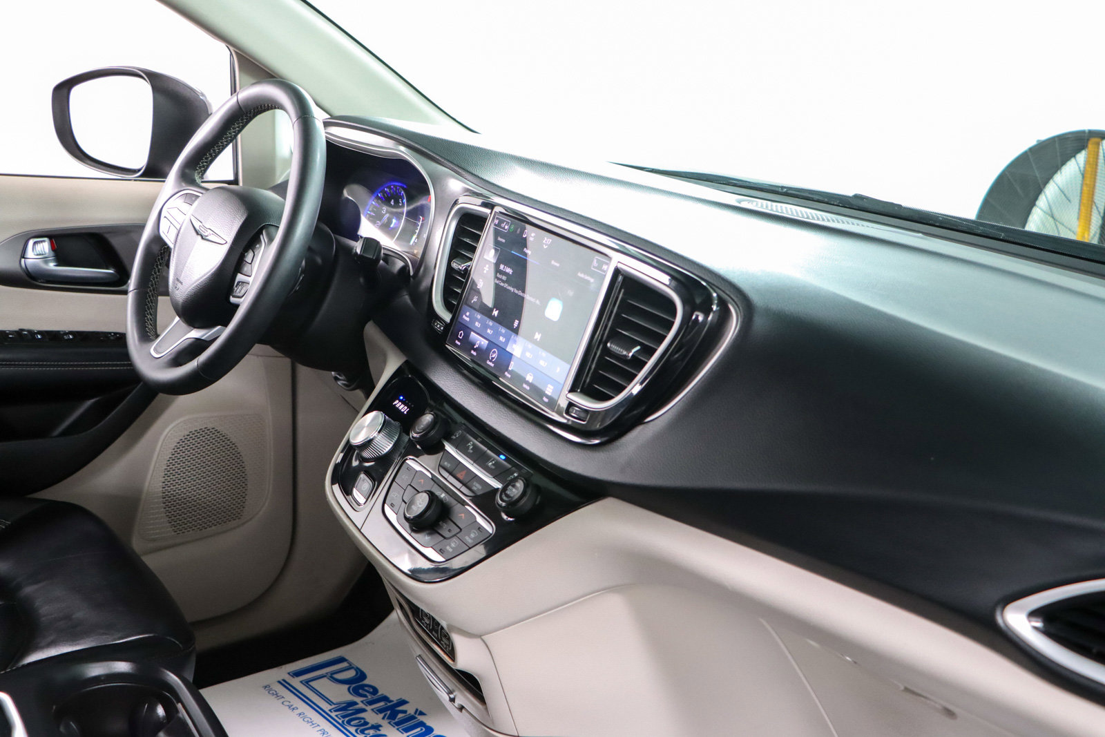 Used 2023 Chrysler Pacifica Touring-L image 26