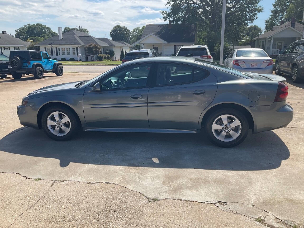 Used 2005 Pontiac Grand Prix GT w/ Leather Trim Package FWD image 6