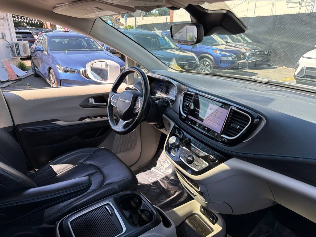 Used 2021 Chrysler Pacifica Touring-L w/ Uconnect Theater Family Group AWD/4WD image 10