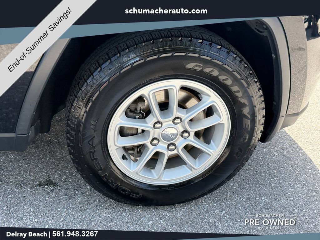 Used 2019 Jeep Grand Cherokee Laredo AWD/4WD image 18