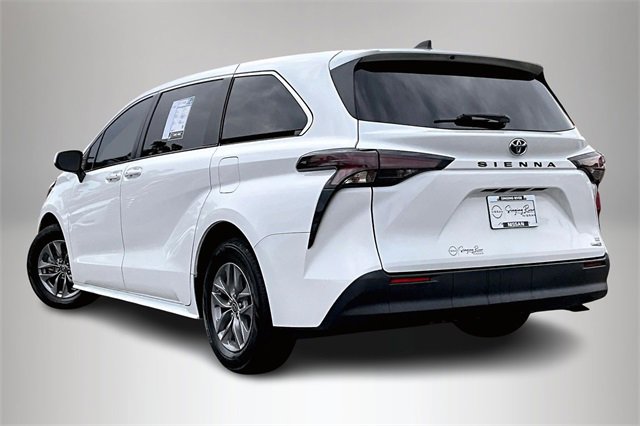Used 2023 Toyota Sienna LE image 4