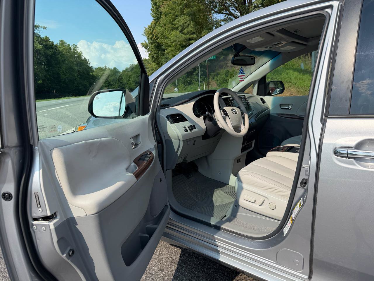 Used 2011 Toyota Sienna XLE w/ Premium Pkg FWD image 10